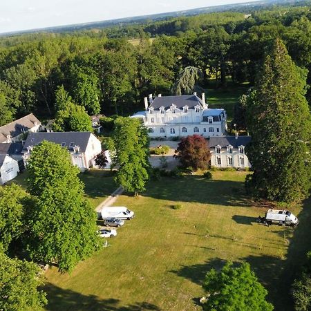 Emplacement Bucolique De Camping Dans Le Parc Du Chateau - Attention Tente Et Materiels Non Fournis Et Sans Possibilite De Faire Courir Une Rallonge Pour Se Raccorder A L'Electricite Brain-sur-Allonnes المظهر الخارجي الصورة