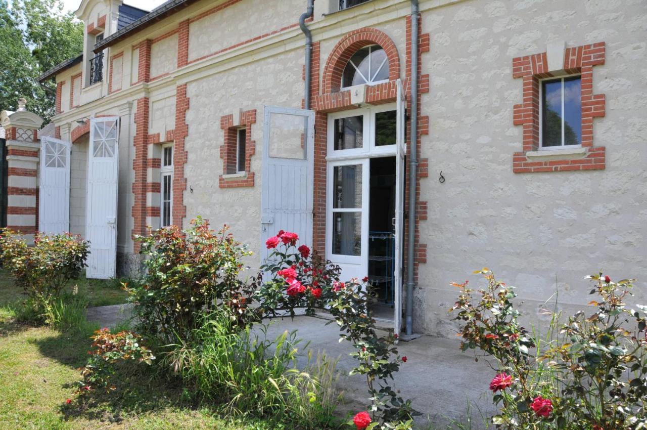 Emplacement Bucolique De Camping Dans Le Parc Du Chateau - Attention Tente Et Materiels Non Fournis Et Sans Possibilite De Faire Courir Une Rallonge Pour Se Raccorder A L'Electricite Brain-sur-Allonnes المظهر الخارجي الصورة
